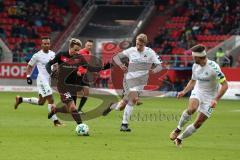 2. Bundesliga - Fußball - FC Ingolstadt 04 - SpVgg Greuther Fürth - Angriff Thomas Pledl (30, FCI) wird gejagt Marco Caligiuri