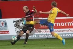 2. BL - Saison 2017/2018 - FC Ingolstadt 04 - Eintracht Braunschweig - Tobias Levels (#3 FCI) - Jan Hochscheidt (#11 Braunschweig) - Foto: Meyer Jürgen