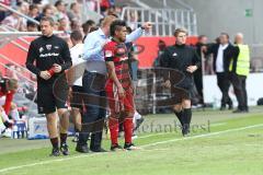 2. Bundesliga - Fußball - FC Ingolstadt 04 - SSV Jahn Regensburg - Cheftrainer Maik Walpurgis (FCI) holt Darío Lezcano (11, FCI) an das Spielfeld Beratung