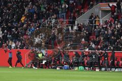 2. Bundesliga - Fußball - FC Ingolstadt 04 - Fortuna Düsseldorf - Sieg Jubel 1:0 Cheftrainer Stefan Leitl (FCI) und die Spielerbank