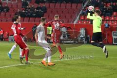 2. Bundesliga - Fußball - FC Ingolstadt 04 - VfL Bochum - Sonny Kittel (10, FCI) kommt zu spät Torwart Riemann, Manuel (VfL 1) fängt