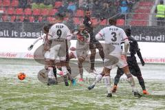 2. Bundesliga - Fußball - FC Ingolstadt 04 - FC St. Pauli - Eckball mitte hinten Marvin Matip (34, FCI) kommt nicht dran, Bouhaddouz, Aziz (9 Pauli) Avevor, Christopher (6 Pauli) Sobiech, Lasse (3 Pauli)