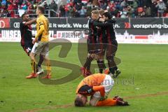 2. Bundesliga - Fußball - FC Ingolstadt 04 - Dynamo Dresden - Sonny Kittel (10, FCI) gibt Ball an Almog Cohen (8, FCI) der zum 4:2 trifft Tor Jubel Sieg Jannik Müller (18 Dresden) Torwart Markus Schubert (1 Dresden) am Boden