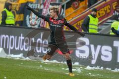 2. BL - Saison 2017/2018 - FC Ingolstadt 04 - Dynamo Dresden - Thomas Pledl (#30 FCI) trifft zum 1:0 Führungstreffer - Philip Heise (#16 Dresden) - jubel - Markus Schubert Torwart(#1 Dresden) - Foto: Meyer Jürgen