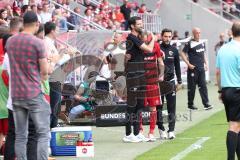 2. Bundesliga - Fußball - FC Ingolstadt 04 - 1. FC Kaiserslautern - Co-Trainer Andre Mijatovic (FCI) umarmt Moritz Hartmann (9, FCI)