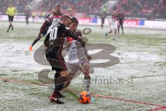 2. Bundesliga - Fußball - FC Ingolstadt 04 - FC St. Pauli - Zweikampf Thomas Pledl (30, FCI) Buballa, Daniel (15 Pauli)