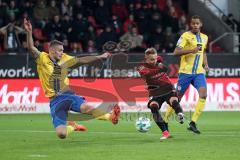 2. Bundesliga - FC Ingolstadt 04 - Eintracht Braunschweig - Sonny Kittel (10, FCI) zieht ab zum Tor Schuß, Steve Breitkreuz (#2 Braunschweig) stört, hinten rechts Louis Samson (#13 Braunschweig)