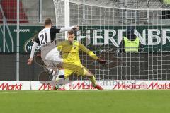 2. Bundesliga - Fußball - FC Ingolstadt 04 - SV Sandhausen - Stiefler, Manuel (21 SV) tunnelt Torwart Örjan Haskjard Nyland (1, FCI)