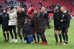 2. Bundesliga - Fußball - FC Ingolstadt 04 - Fortuna Düsseldorf - Sieg Jubel Mannschaft bedankt sich bei den Fans Kurve Tanz Alfredo Morales (6, FCI) Torschütze