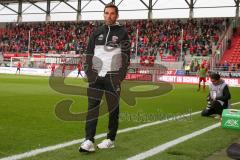 2. BL - Saison 2017/2018 - FC Ingolstadt 04 - MSV Duisburg - Stefan Leitl (Trainer FCI) sieht beim aufwärmen zu - Foto: Meyer Jürgen