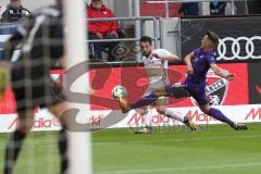2. Bundesliga - Fußball - FC Ingolstadt 04 - FC Erzgebirge Aue - Christian Träsch (28, FCI) flankt Rapp Nicolai (Aue 18) verhindert