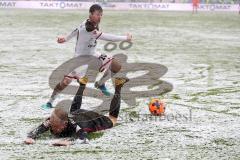 2. Bundesliga - Fußball - FC Ingolstadt 04 - FC St. Pauli - Neudecker, Richard (20 Pauli) spielt Tobias Levels (3, FCI) aus