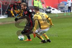 2. Bundesliga - Fußball - FC Ingolstadt 04 - Dynamo Dresden - Moritz Hartmann (9, FCI) Philip Heise (16 Dresden)