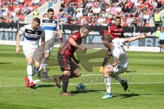 2. Bundesliga - Fußball - FC Ingolstadt 04 - DSC Armenia Bielefeld - Robert Leipertz (13, FCI) gegen Fabian Klos (9 DSC)