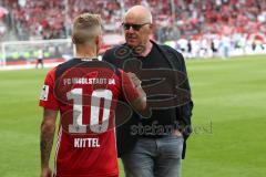 2. Bundesliga - Fußball - FC Ingolstadt 04 - 1. FC Kaiserslautern - Vorsitzender des Vorstandes Peter Jackwerth (FCI) dankt Sonny Kittel (10, FCI)
