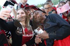 2. Bundesliga - Fußball - FC Ingolstadt 04 - 1. FC Kaiserslautern - Saisonabschiedsfeier nach dem Spiel, Fans Jubel Fahnen Selfie Autogramm Marvin Matip (34, FCI)