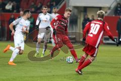 2. Bundesliga - Fußball - FC Ingolstadt 04 - VfL Bochum - mitte Max Christiansen (5, FCI) links Hoogland, Tim (VfL 2) Tesche, Robert (VfL 23)