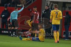 2. BL - Saison 2017/2018 - FC Ingolstadt 04 - Eintracht Braunschweig - Alfredo Morales (#6 FCI) schubst Jan Hochscheidt (#11 Braunschweig) zu Boden - Foto: Meyer Jürgen