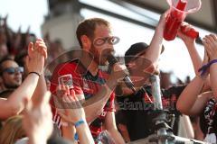 2. Bundesliga - Fußball - FC Ingolstadt 04 - 1. FC Kaiserslautern - Moritz Hartmann (9, FCI) verabschiedet sich von den Fans, Humba Tanz Mikrofon