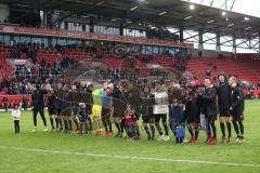 2. Bundesliga - Fußball - FC Ingolstadt 04 - Fortuna Düsseldorf - Sieg Jubel Mannschaft bedankt sich bei den Fans Kurve Tanz Alfredo Morales (6, FCI) spritzt mit Wasser rechts