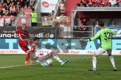 2. Bundesliga - Fußball - FC Ingolstadt 04 - 1. FC Kaiserslautern - Sonny Kittel (10, FCI) aif das Tor Jan-Ole Sievers Torwart (32 Kaiserslautern)