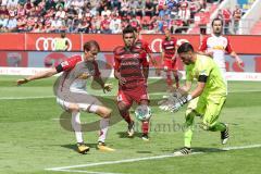 2. Bundesliga - Fußball - FC Ingolstadt 04 - SSV Jahn Regensburg - mitte Darío Lezcano (11, FCI) kommt zu spät, links Asger Sörensen (4 Jahn) rechts Philipp Pentke (1 Torwart Jahn)