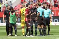 2. Bundesliga - Fußball - FC Ingolstadt 04 - 1. FC Union Berlin - 0:1 - Beschwerde beim Schiedsrichter nach dem Spiel wegen Foul und nicht gegebenen Elfmeter , Cheftrainer Maik Walpurgis (FCI) Romain Brégerie (18, FCI) Almog Cohen (8, FCI) Co-Trainer Mich