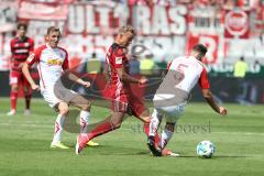 2. Bundesliga - Fußball - FC Ingolstadt 04 - SSV Jahn Regensburg - mitte Sonny Kittel (10, FCI) Benedikt Gimber (5 Jahn)