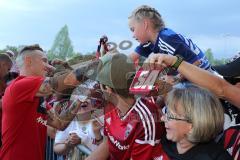 2. Bundesliga - Fußball - FC Ingolstadt 04 - 1. FC Kaiserslautern - Saisonabschiedsfeier nach dem Spiel, Fans Jubel Fahnen Selfie Autogramm Sonny Kittel (10, FCI)