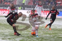 2. Bundesliga - Fußball - FC Ingolstadt 04 - FC St. Pauli - Zweikampf Thomas Pledl (30, FCI) Buballa, Daniel (15 Pauli)