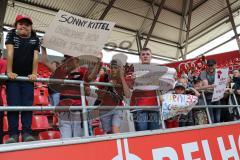 2. Bundesliga - Fußball - FC Ingolstadt 04 - 1. FC Kaiserslautern - Fans wollen Trikots Jubel Feier