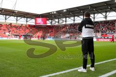 2. BL - Saison 2017/2018 - FC Ingolstadt 04 - MSV Duisburg - Stefan Leitl (Trainer FCI) sieht beim aufwärmen zu - Foto: Meyer Jürgen