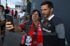 2. Bundesliga - Fußball - FC Ingolstadt 04 - 1. FC Kaiserslautern - Saisonabschiedsfeier nach dem Spiel, Fans Jubel Fahnen Selfie Autogramm Cheftrainer Stefan Leitl (FCI)