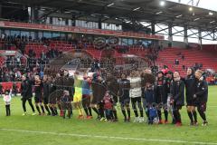 2. Bundesliga - Fußball - FC Ingolstadt 04 - Fortuna Düsseldorf - Sieg Jubel Mannschaft bedankt sich bei den Fans Kurve Tanz Alfredo Morales (6, FCI) spritzt mit Wasser rechts
