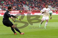 2. Bundesliga - Fußball - FC Ingolstadt 04 - FC Erzgebirge Aue - Darío Lezcano (11, FCI) kommt zu spät Torwart Männel Martin (Aue 1)