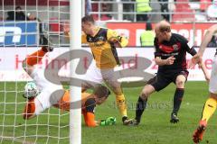 2. Bundesliga - Fußball - FC Ingolstadt 04 - Dynamo Dresden - Torwart Markus Schubert (1 Dresden) Philip Heise (16 Dresden) Tobias Levels (3, FCI)