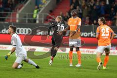 2. Bundesliga - Fußball - FC Ingolstadt 04 - SV Darmstadt 98 - 3:0 - Sonny Kittel (10, FCI) kämpft sich durch und erzielt das 2:0, Wilson Kamavuaka (36 Darmstadt) links Torwart Daniel Heuer Fernandez (1 Darmstadt) Yannick Stark (25 Darmstadt)