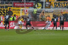 2. BL - Saison 2017/2018 - FC Ingolstadt 04 - Dynamo Dresden - Orjan Nyland (#1 Torwart FCI) foult Moussa Kone (#27 Dresden) und es gibt einen Elfmeter - Moussa Kone (#27 Dresden) trifft zum 1:2 Anschlusstreffer durch Elfmeter - Foto: Meyer Jürgen