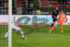 2. Bundesliga - Fußball - FC Ingolstadt 04 - SV Darmstadt 98 - Sonny Kittel (10, FCI) schießt auf das Tor Torwart Daniel Heuer Fernandez (1 Darmstadt) Sandro Sirigu (17 Darmstadt)
