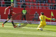 2. BL - Saison 2017/2018 - FC Ingolstadt 04 - Arminia Bielefeld - Moritz Hartmann (#9 FCI) mit einer Torchance - Stefan Ortega Morena (Torwart #1 Bielefeld) - Foto: Meyer Jürgen