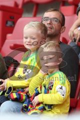 2. BL - Saison 2017/2018 - FC Ingolstadt 04 - FC Erzgebirge Aue - Thomas Greilinger (#39 ERCI) mit seinen Kindern auf der Tribüne - Foto: Meyer Jürgen