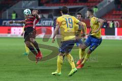 2. Bundesliga - FC Ingolstadt 04 - Eintracht Braunschweig - rechts Darío Lezcano (11, FCI) Jan Hochscheidt (#11 Braunschweig) Gustav Valsvik (#5 Braunschweig)