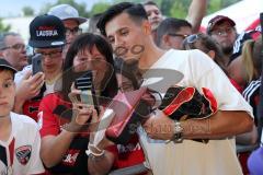 2. Bundesliga - Fußball - FC Ingolstadt 04 - 1. FC Kaiserslautern - Saisonabschiedsfeier nach dem Spiel, Fans Jubel Fahnen Selfie Autogramm Alfredo Morales (6, FCI)