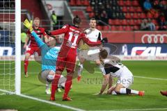 2. Bundesliga - Fußball - FC Ingolstadt 04 - SV Sandhausen - knapp drüber Darío Lezcano (11, FCI) und im Tor Torwart Schuhen, Marcel (16 SV)