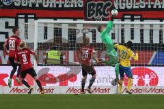 2. BL - Saison 2017/2018 - FC Ingolstadt 04 - Eintracht Braunschweig - Orjan Nyland (#1 Torwart FCI)hält den Ball sicher - Hauke Wahl (#25 FCI) - Suleiman Abdullahi (#20 Braunschweig) - Foto: Meyer Jürgen