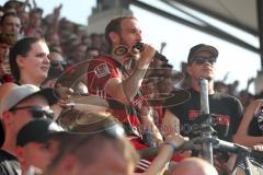 2. Bundesliga - Fußball - FC Ingolstadt 04 - 1. FC Kaiserslautern - Moritz Hartmann (9, FCI) verabschiedet sich von den Fans, Humba Tanz Mikrofon