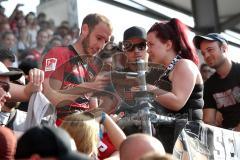 2. Bundesliga - Fußball - FC Ingolstadt 04 - 1. FC Kaiserslautern - Moritz Hartmann (9, FCI) verabschiedet sich von den Fans, Humba Tanz Mikrofon