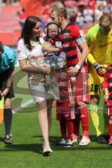 2. Bundesliga - Fußball - FC Ingolstadt 04 - 1. FC Kaiserslautern - Freundin Anna von Moritz Hartmann (9, FCI) läuft mit Tochter ein