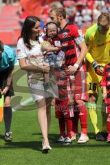 2. Bundesliga - Fußball - FC Ingolstadt 04 - 1. FC Kaiserslautern - Freundin Anna von Moritz Hartmann (9, FCI) läuft mit Tochter ein