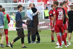 2. Bundesliga - Fußball - FC Ingolstadt 04 - SSV Jahn Regensburg - Spiel ist aus 2:4, Cheftrainer Maik Walpurgis (FCI) und Cheftrainer Achim Beierlorzer (Jahn) bedanken sich